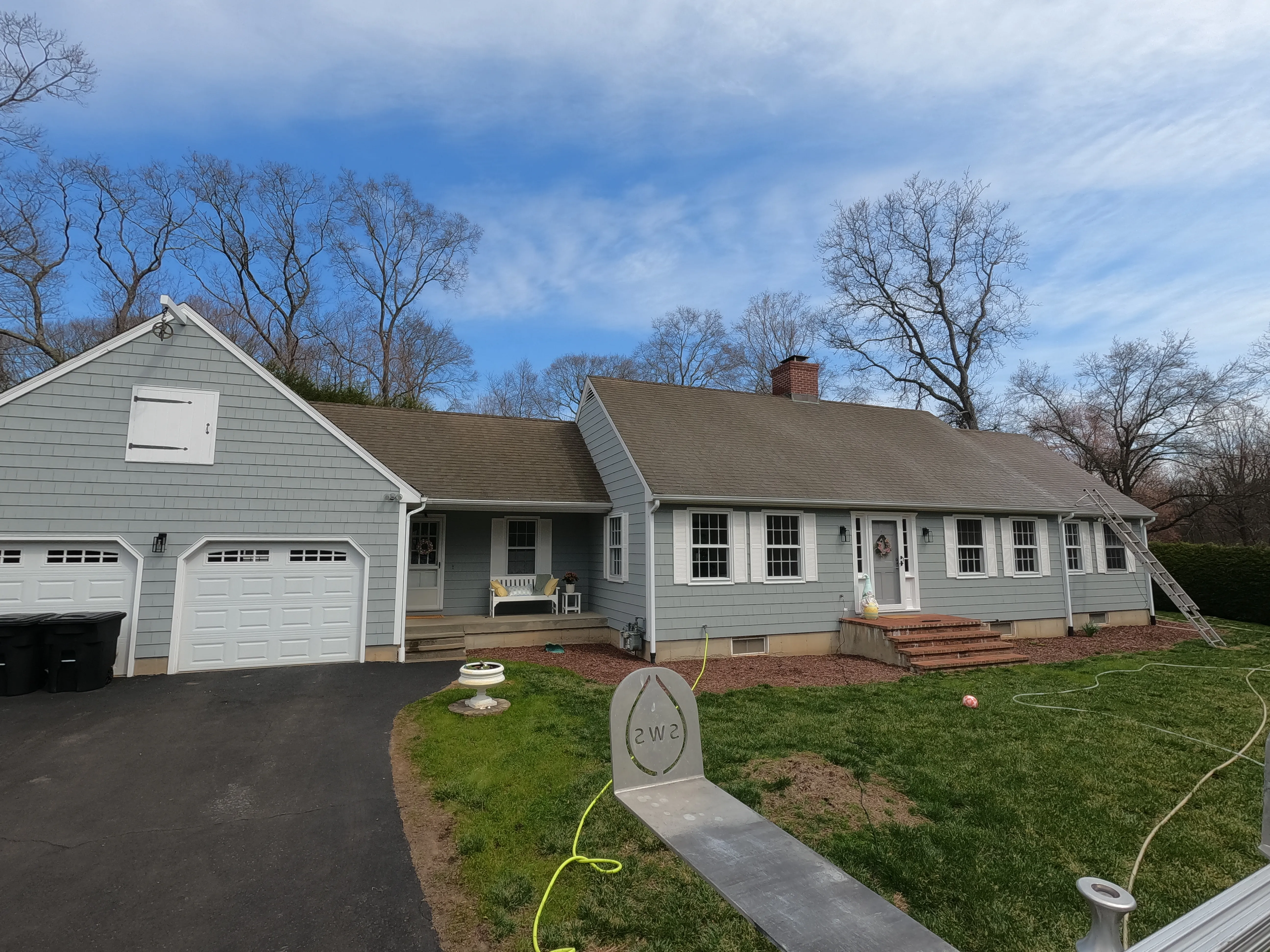 Driveway cleaning for home or business with the best washing company and cleaning services.